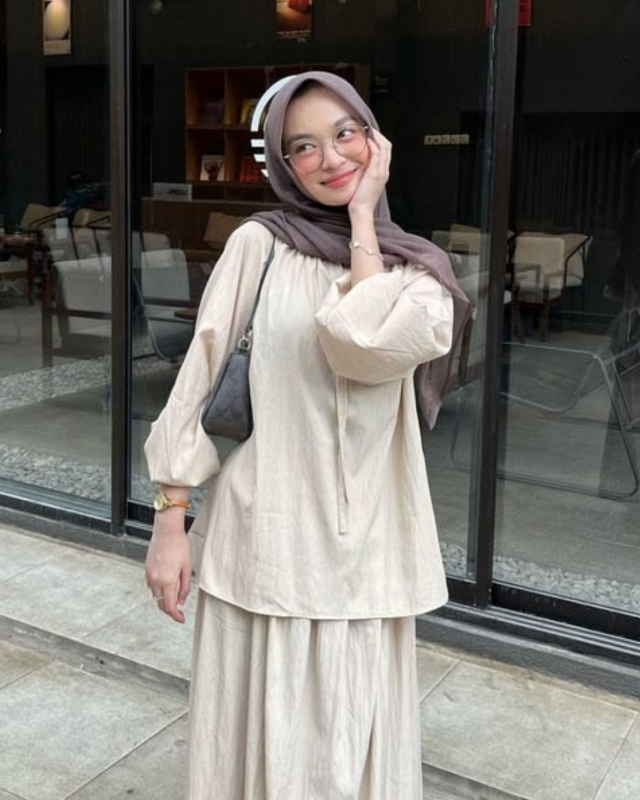 Kombinasi Warna Baju untuk Jilbab Abu-abu